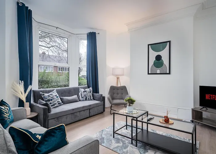 Anfield House - Liverpool Retreat 7 Bedroom Home